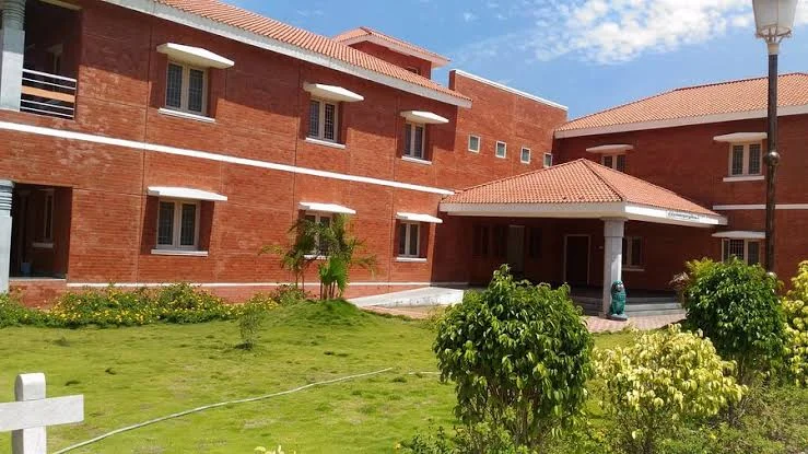 Yatri Nivas guest house in Srirangam, red brick building with tiled roof